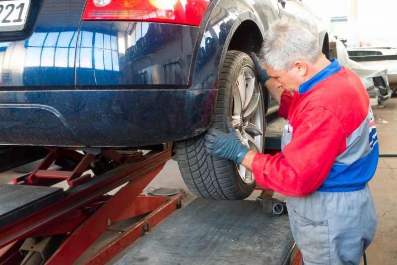 vente-SPERACEDES-min_auto_repair_repair_lift_auto_mechanic_work_clothes_master_professional_man_of_the_fold-685629